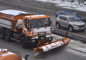 Řidiči musí být opatrní, na řadě míst Česka vozovky namrzají, leží na nich rozbředlý sníh.