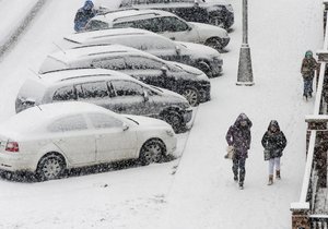 Ulice Hradce Králové pokryla 2. ledna vrstva čerstvého sněhu.