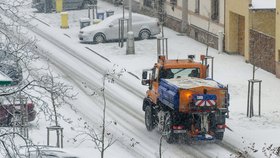 Řidiči, pozor: Silničáři hlásí kalamitní stav, meteorologové varují před sněhem.