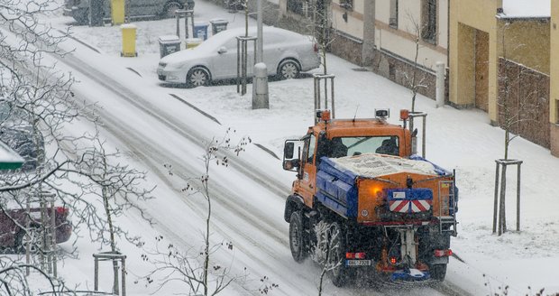 Ulice Hradce Králové pokryla 2. ledna vrstva čerstvého sněhu.