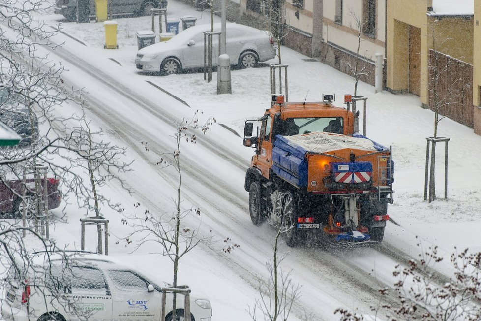 Ulice Hradce Králové pokryla 2. ledna vrstva čerstvého sněhu.