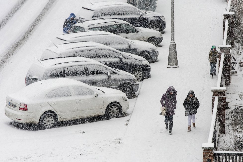 Ulice Hradce Králové pokryla 2. ledna vrstva čerstvého sněhu.