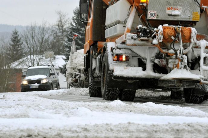Sníh zkomplikoval dopravu v Česku