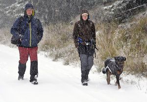 První sníh vylákal lidi na procházku.