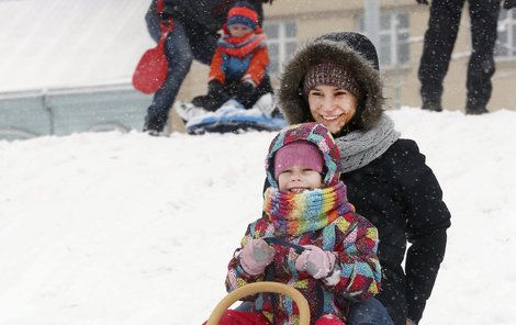 Sníh lákal rodiče s dětmi k zimním radovánkám.