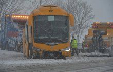 Půlmetrové závěje způsobily kolaps!