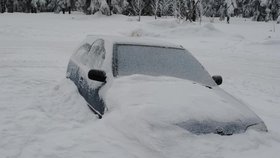 Tohle auto asi jen tak někdo ze sněhu nevyhrabe. Vůz zasypal sníh mezi Klínovcem a Božím Darem.