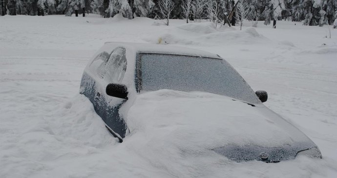 Tohle auto asi jen tak někdo ze sněhu nevyhrabe. Vůz zasypal sníh mezi Klínovcem a Božím Darem.