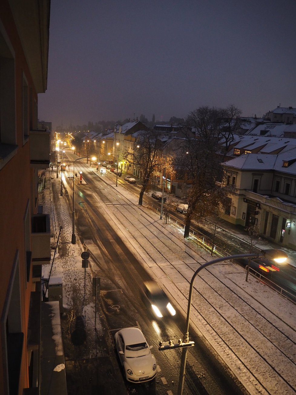 Sněhová pokrývka v Praze, v noci na čtvrtek nasněžilo několik centimetrů.