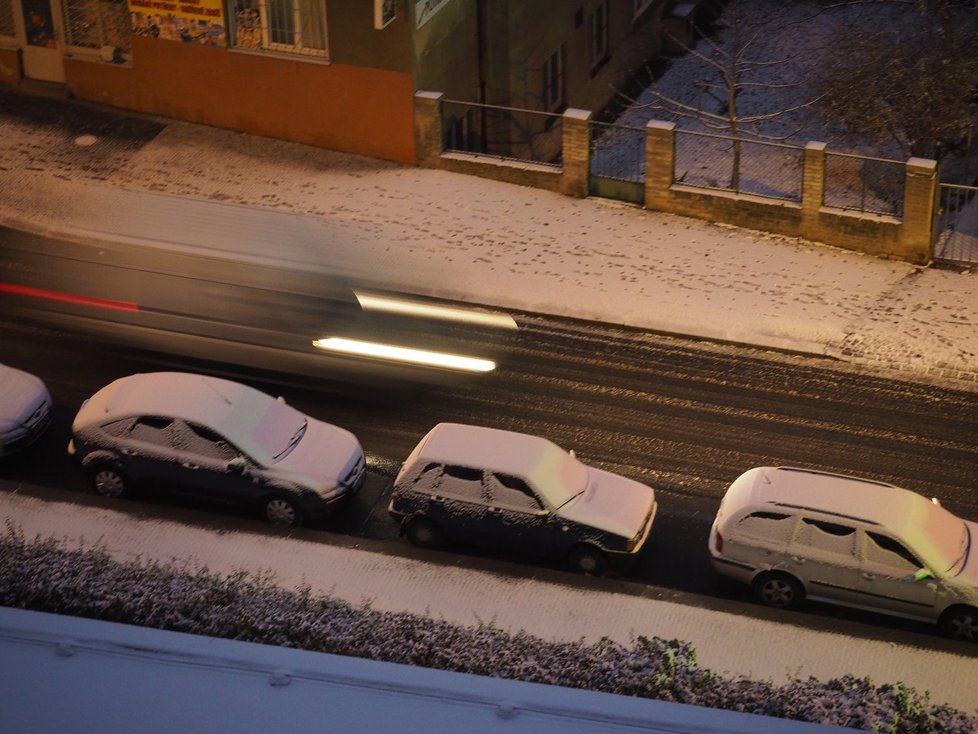 Sněhová pokrývka v Praze, v noci na čtvrtek nasněžilo několik centimetrů.