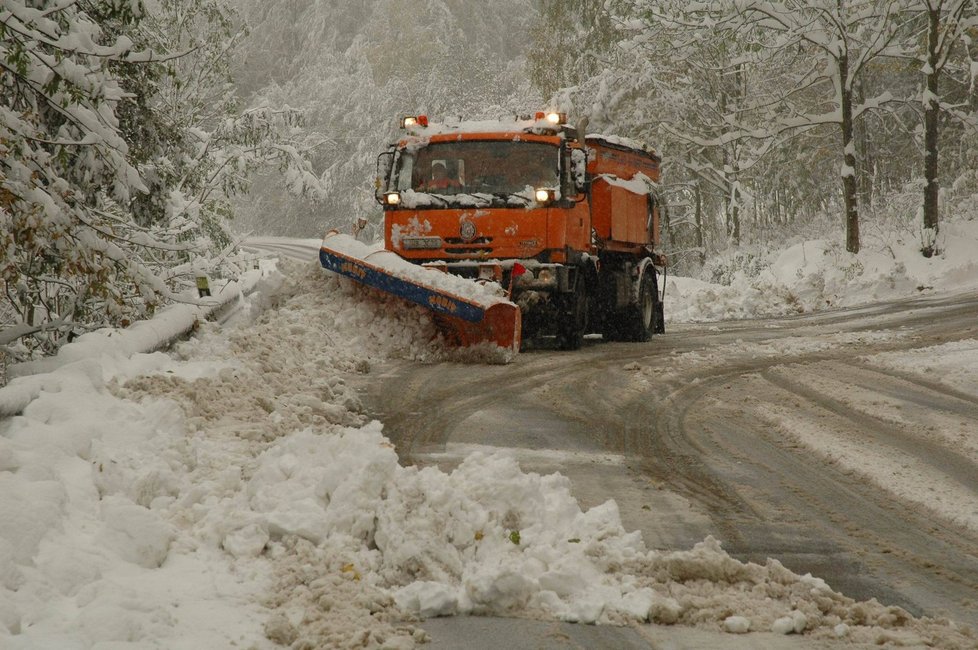 Nejen stromy, ale i velké množství sněhu uzavřely některé silnice v Orlických horách