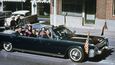 Snímek pořízený 22. listopadu 1963 před polednem v texaském Dallasu. Jen o několik minut později prezident John F. Kennedy zemřel na následky atentátu.  (Foto Profimedia)