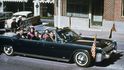 Snímek pořízený 22. listopadu 1963 před polednem v texaském Dallasu. Jen o několik minut později prezident John F. Kennedy zemřel na následky atentátu.  (Foto Profimedia)