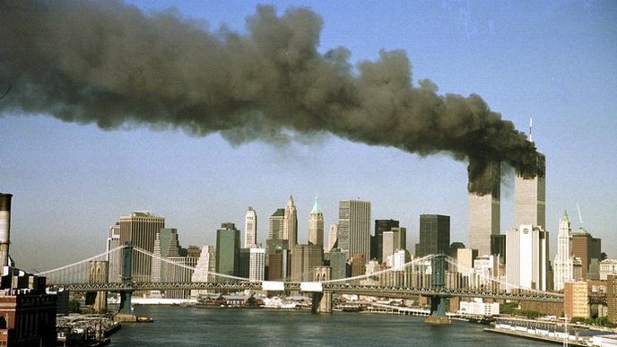 Snímek zachycuje
panorama newyorských
mrakodrapů těsně
poté, co do druhé věže
Světového obchodního
centra narazilo letadlo
pilotované teroristy.