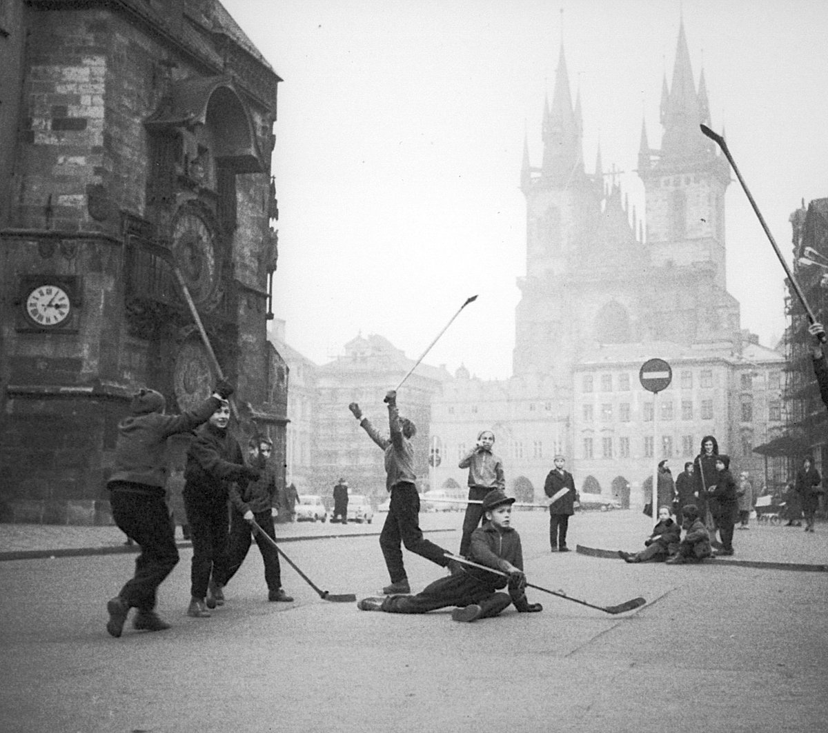 Gól před orlojem. „Ten kluk mi připomínal Jána Staršího, jak slavil gól. Tehdy se ještě na Staroměstském náměstí hrál bandy. Dnes se tam pro turisty nehnete.“