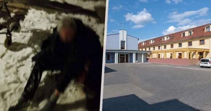 Na dvoře domova důchodců ve Snině ležel stařeček obličejem k zemi.