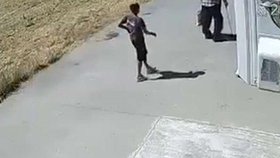 Chlapec k muži přistoupil zezadu