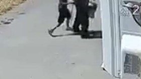 Senior se ohnal holí, mladík ho však povalil na zem a obral o peníze