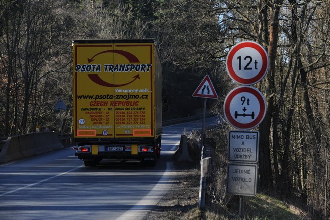 Pokud byl kamion prázdný, do limitu se mohl jakžtakž vejít. Kdyby jel naplněný, neměl by na mostě co dělat.