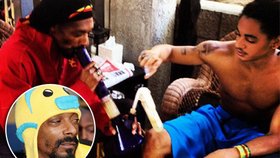 Americký raper Snoop Dogg se toho nebojí. Svého syna Corde Calvina učí kouřit marihuanu a fotky si hrdě vystavuje na Twitter