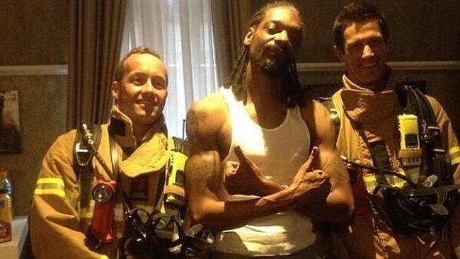 Na fotce Snoop Dogg s australskými hasiči