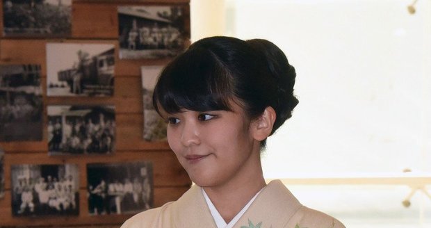 Princezna Mako a Kei Komuro oznámili zasnoubení loni v září a vzít se měli už letos na podzim. V únoru však císařský palác oznámil, že svatba se o dva roky odkládá. Důvodem byl údajně nedostatek času na její přípravu.