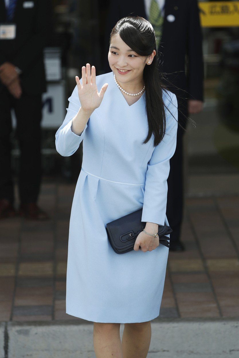 Princezna Mako a Kei Komuro oznámili zasnoubení loni v září a vzít se měli už letos na podzim. V únoru však císařský palác oznámil, že svatba se o dva roky odkládá. Důvodem byl údajně nedostatek času na její přípravu.