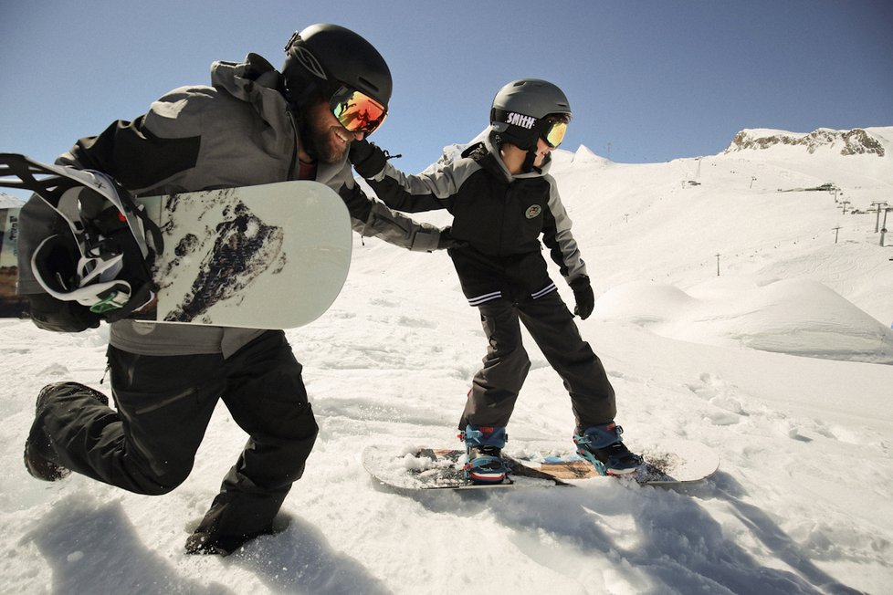 Začít se snowboardem může dítě už od tří let, respektive v momentě, kdy měří alespoň metr.