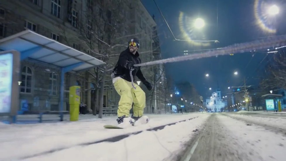 Brněnský snowboarďák v centru města