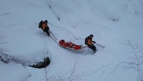 Horská služba zachraňuje život snowboardisty Pauloviče. Marně.