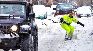 Borec hrotí ulice New Yorku na SNOWBOARDU!