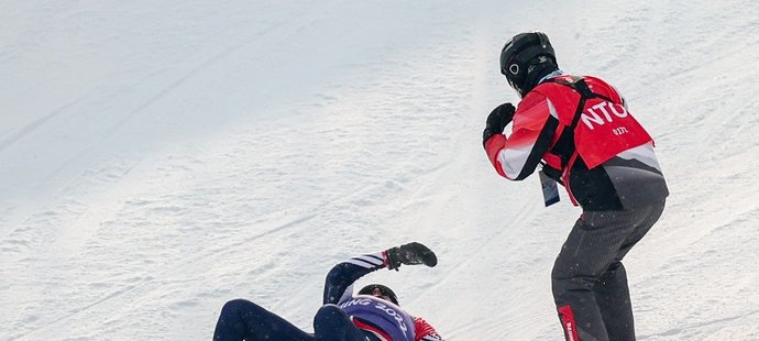 Jediná česká zástupkyně ve snowboardcrossu Vendula Hopjáková po tvrdém pádu v osmifinále