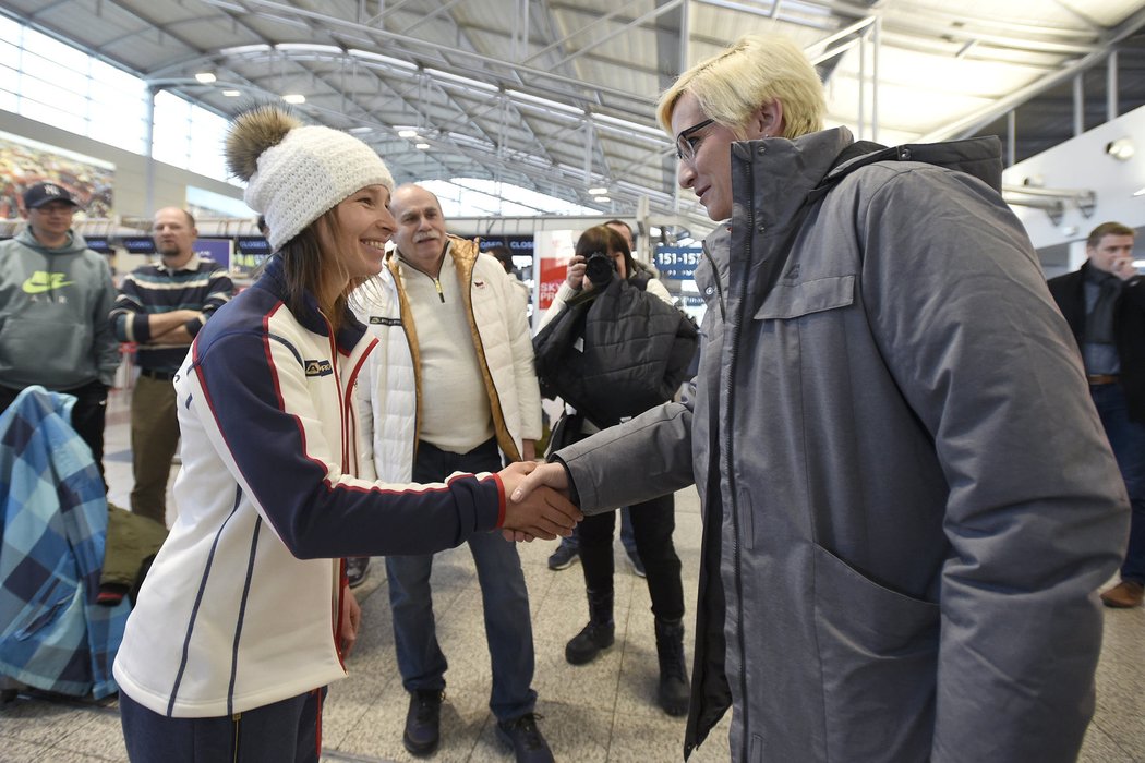 Se snowboardistkou Šárkou Pančochovou se na letišti loučila ministryně obrany Karla Šlechtová