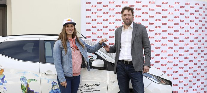 Eva Samková předala své vydražené auto novému majiteli. Je jím Zdeněk Stejskal, který za vůz dal 300 tisíc korun.