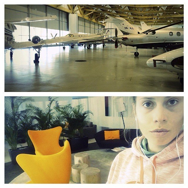 Samková si ve Švýcarsku vyfotila letadla v hangáru.