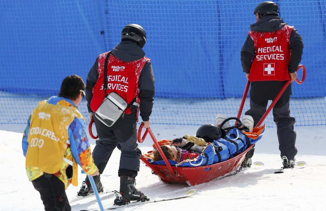 Američanka Jacqueline Hernandezová při kvalifikaci snowboardcrossu ošklivě upadla