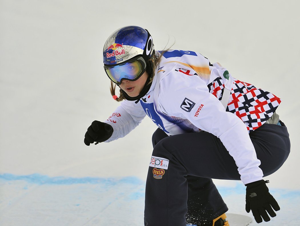 Olympijská vítězka Eva Samková na snowboardcrossové trati.