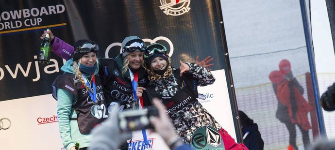 Snowjam 2016 - vítězky, Šárka Pančochová (vpravo) se umístila třetí