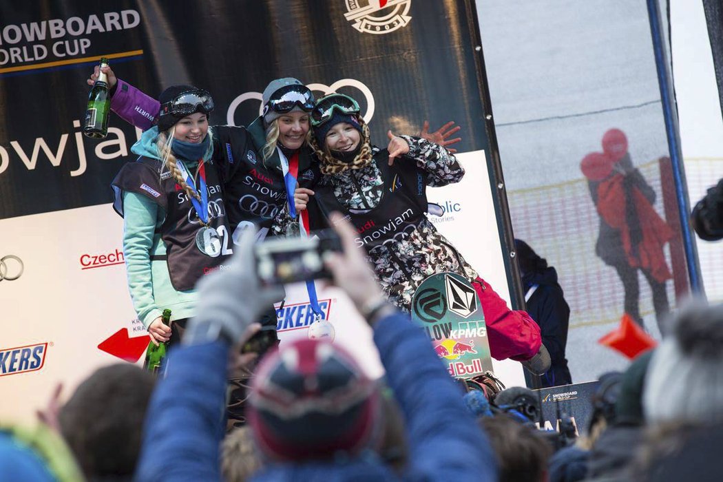 Snowjam 2016 - vítězky, Šárka Pančochová (vpravo) se umístila třetí