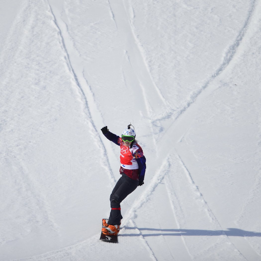 V cíli s velkým náskokem. Tak si pro olympijské zlato ve snowboardcrossu dojela Eva Samková