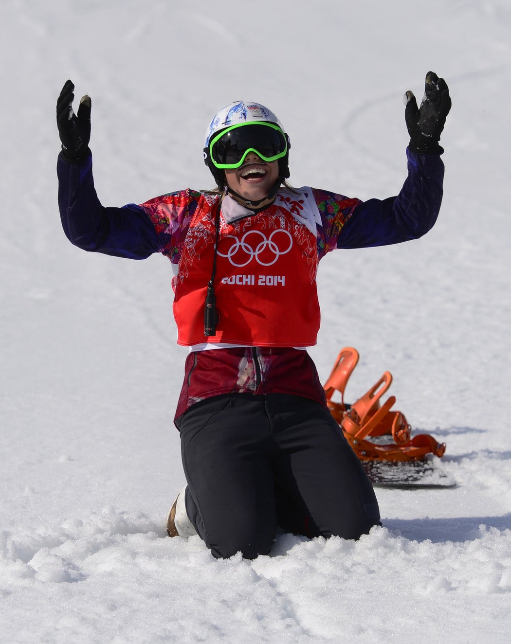 Velká radost. Zlatá Eva Samková v cíli olympijského snowboardcrossu.