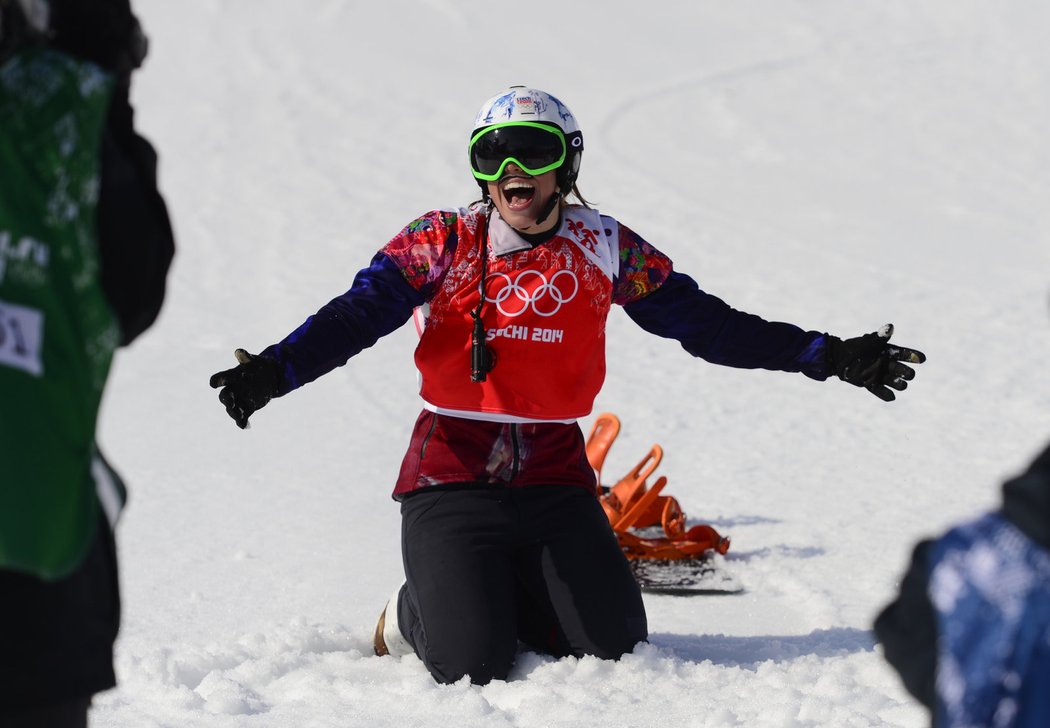 A jsem zlatá! Eva Samková si užívá radost v cíli snowboardcrossu.