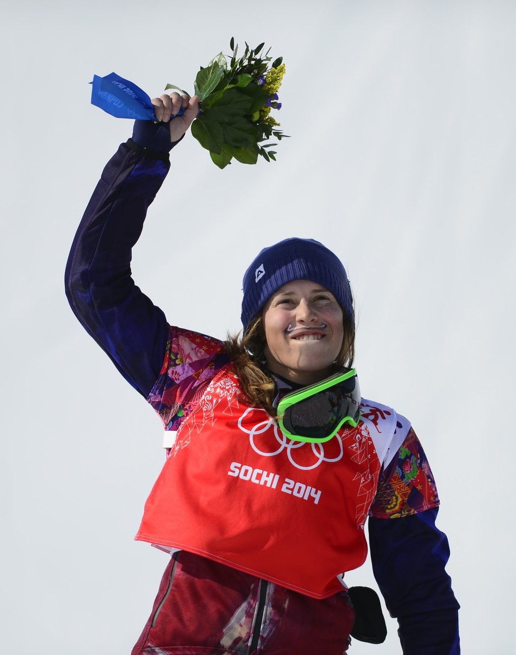 A je to doma! Eva Samková vybojovala pro Česko na olympiádě v Soči první zlatou medaili. Ve snowboardcrossu jasně dominovala a předčila všechny soupeřk