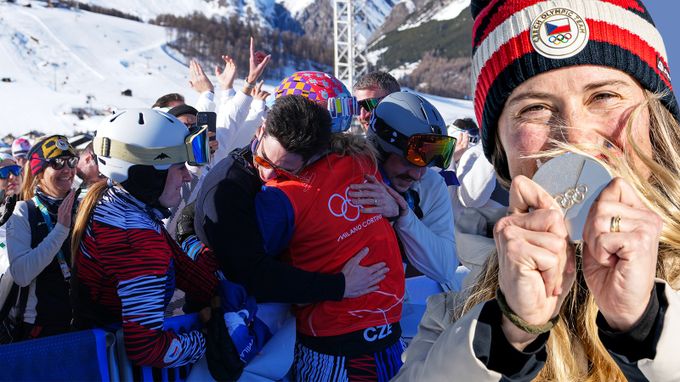 Stříbrná máma Adamczyková slavila s rodinou: Syn měl malý knírek. Kam ho manžel odložil? Stříbrná máma Adamczyková slavila s rodinou: Syn měl malý knírek. Kam ho manžel odložil?