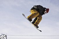 V Krušných horách se vážně zranil mladík na snowboardu