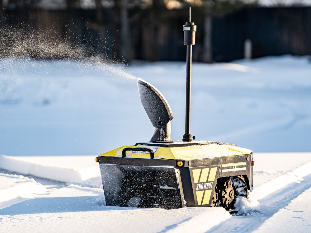 Asi byste nechtěli, aby vám Snowbot odřel auto, nebo projel plotem. Překážkám se vyhýbá díky lidarům a technologii UWB