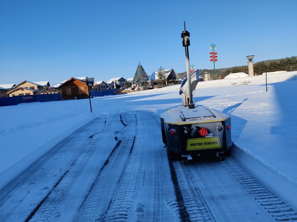 Asi byste nechtěli, aby vám Snowbot odřel auto, nebo projel plotem. Překážkám se vyhýbá díky lidarům a technologii UWB