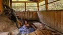 Koupel v termálních pramenech Duer Tsachu.