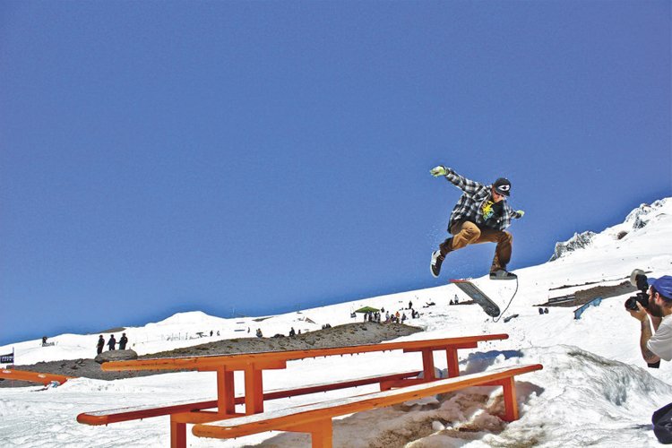 Na snowskatu můžete grindovat po zábradlí stejně jako sjíždět kopce v okolí nebo si na zahradě postavit vlastní skok