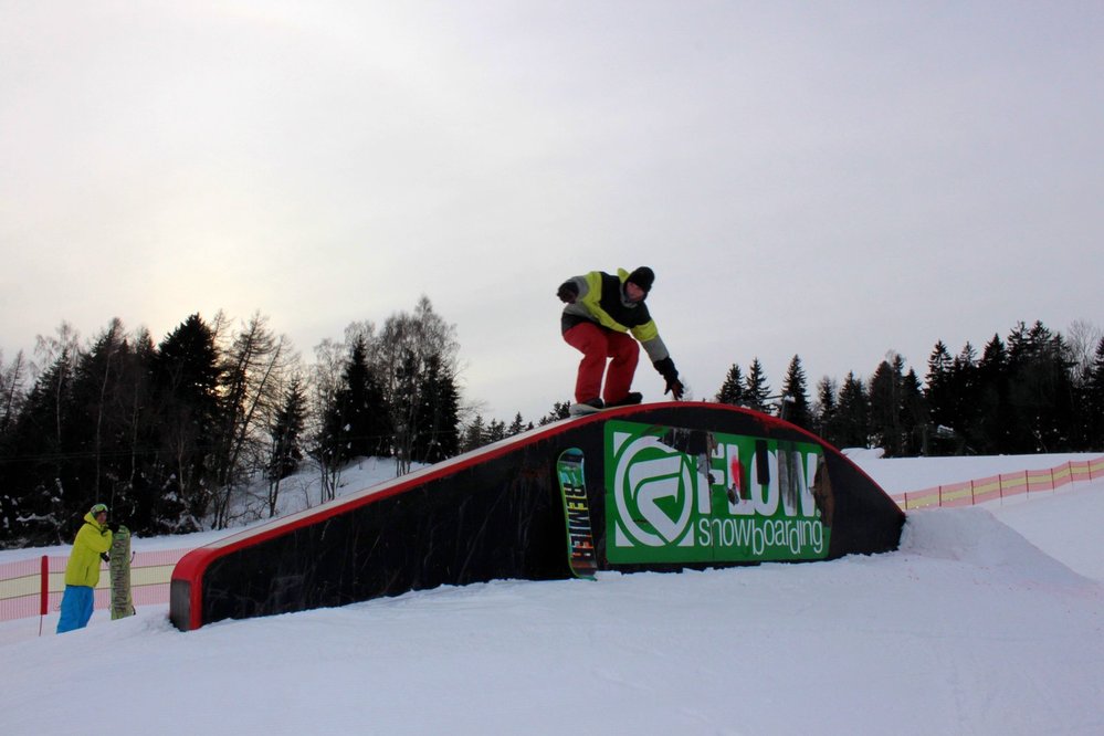 Na snowskatu můžete grindovat po zábradlí stejně jako sjíždět kopce v okolí nebo si na zahradě postavit vlastní skok